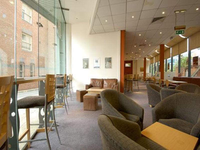 Travelodge Leeds Central Exterior foto