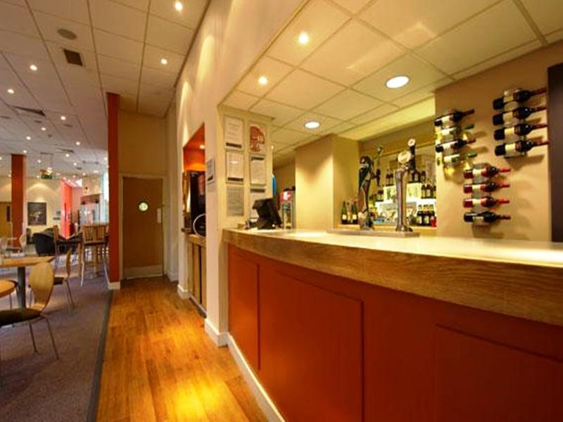 Travelodge Leeds Central Exterior foto